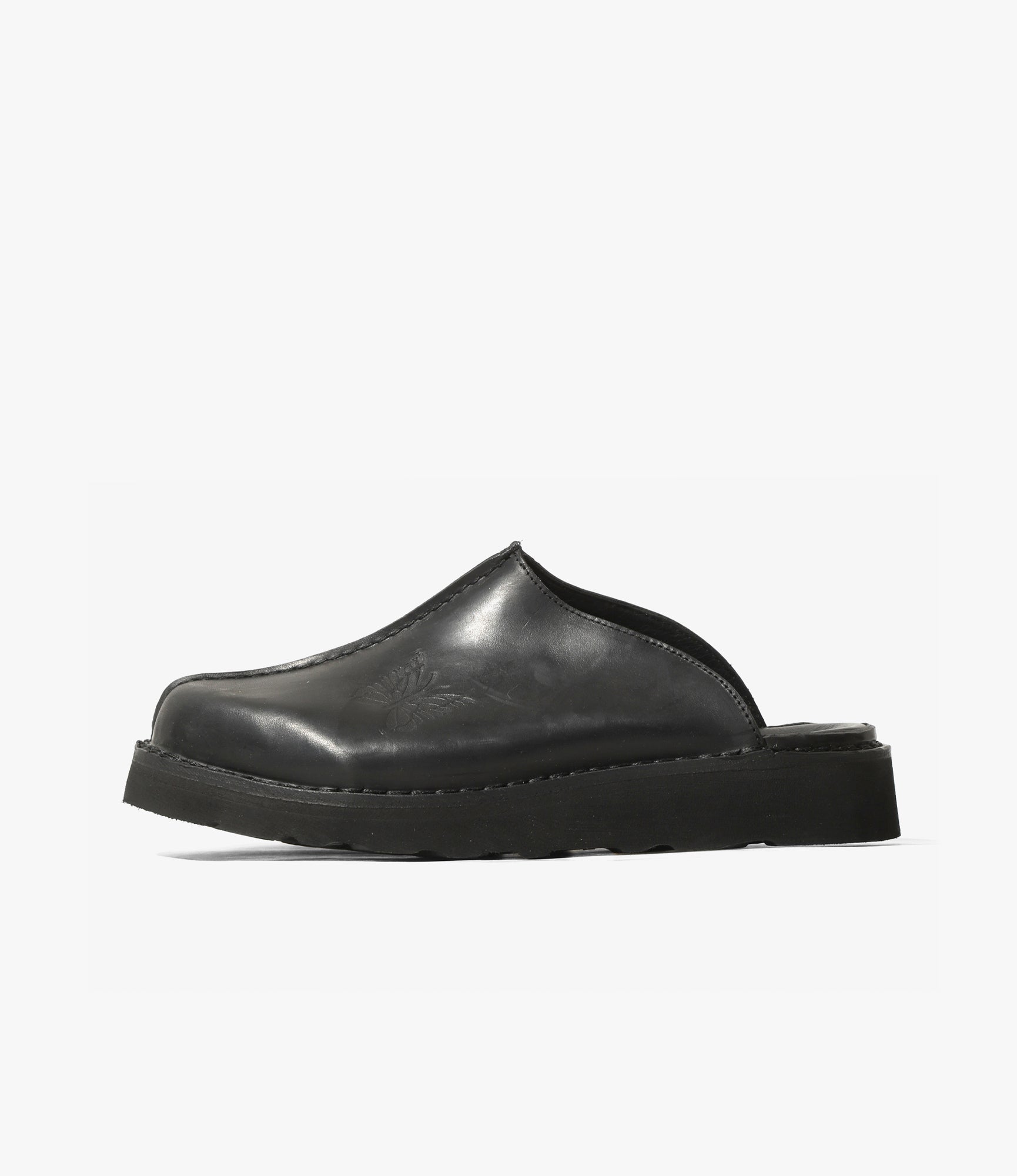 Papillon Embossed Mountain Slip-In – Black