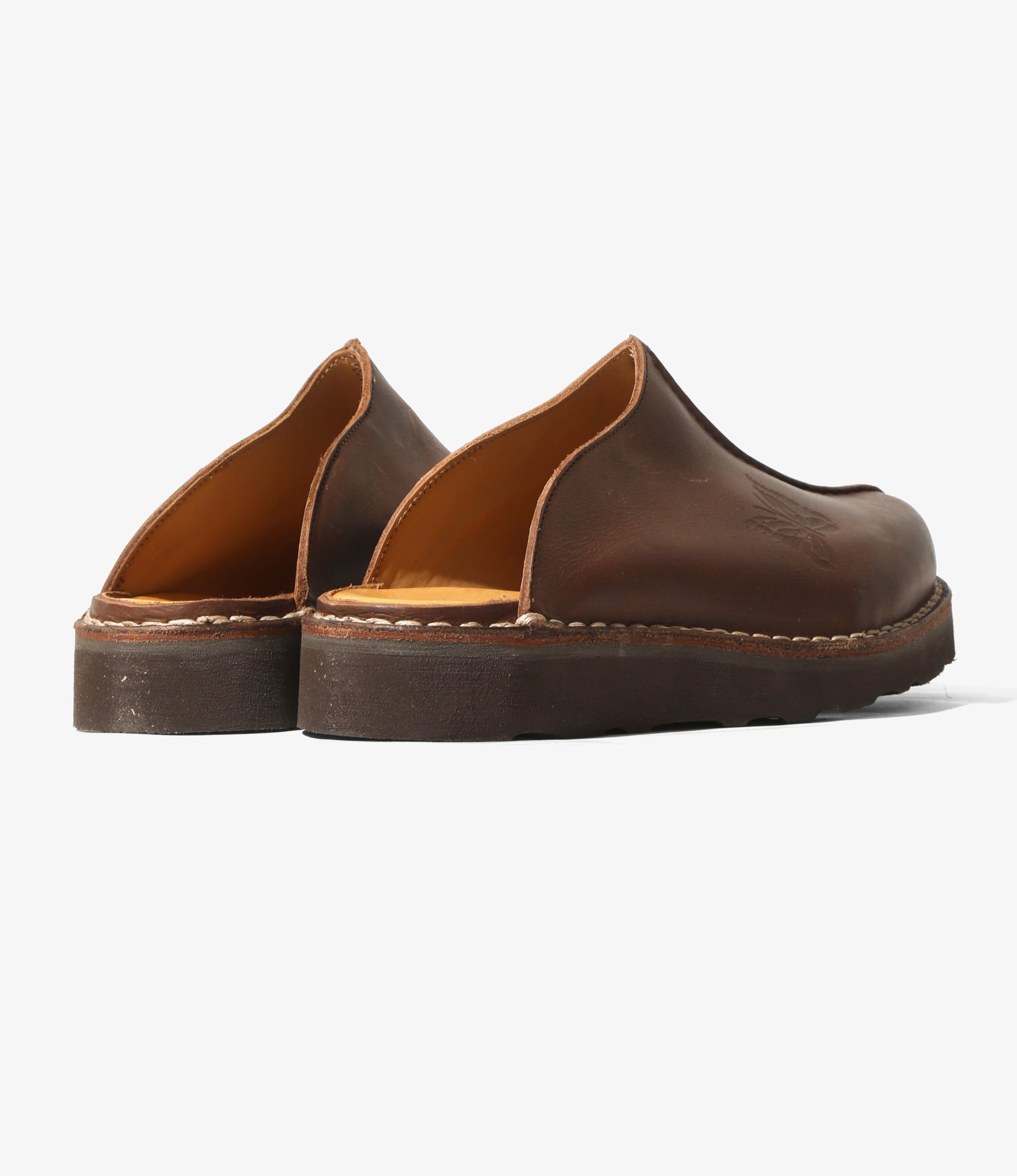 Papillon Embossed Mountain Slip-In – Brown